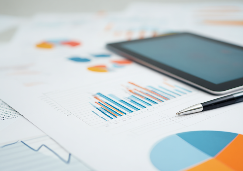 Professioneller Finanzberater erklärt Portfolio-Investitionsstrategien am Computer